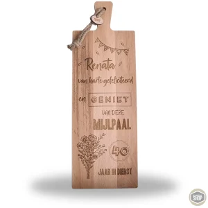 Werkjubileum cadeau | Gepersonaliseerde houten borrelplank met naam